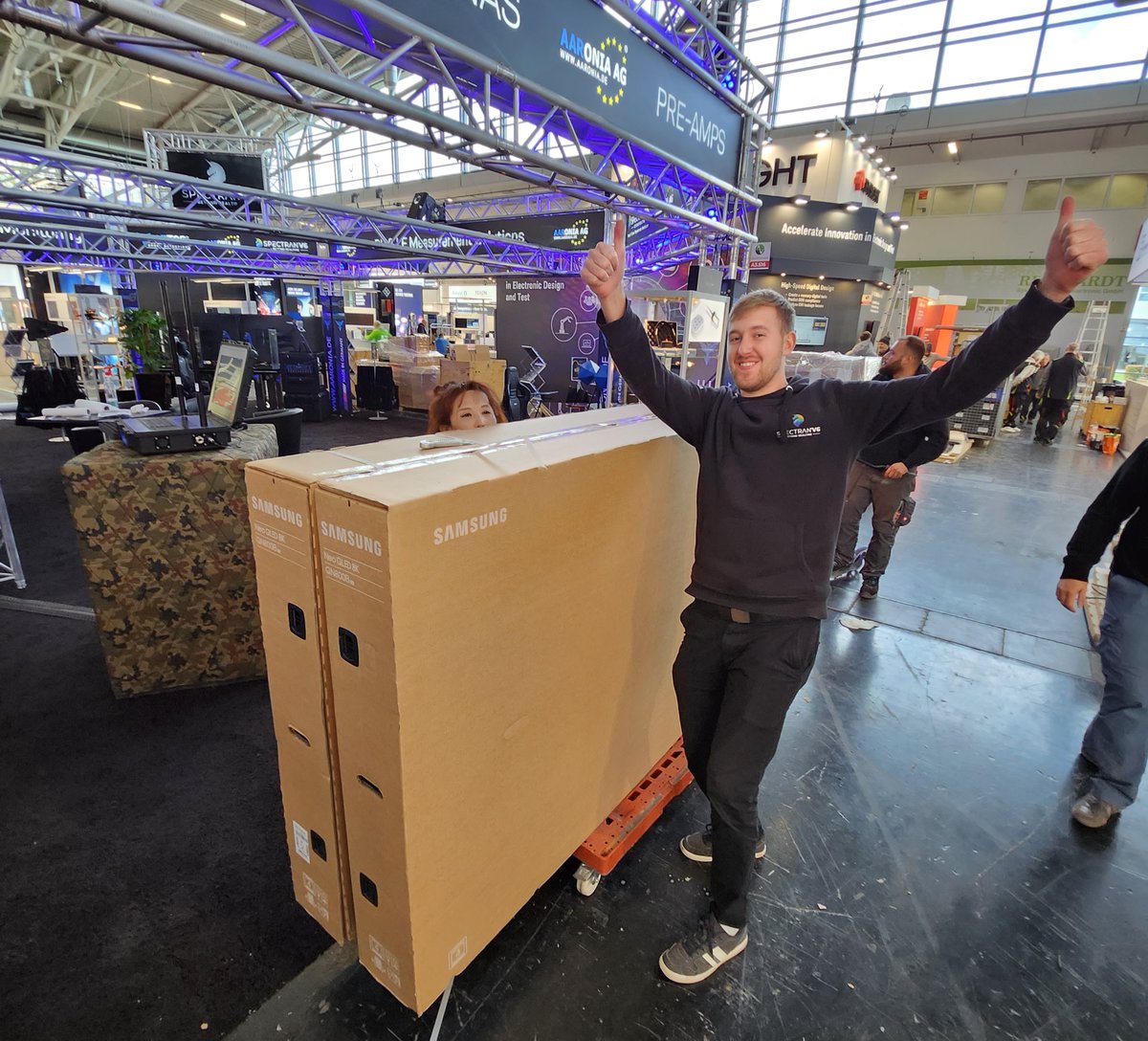 Aaronia_AG's tweet image. Your wish is our Command 🤪
Two 8k with 85&quot;
#aaronia #electronica2022