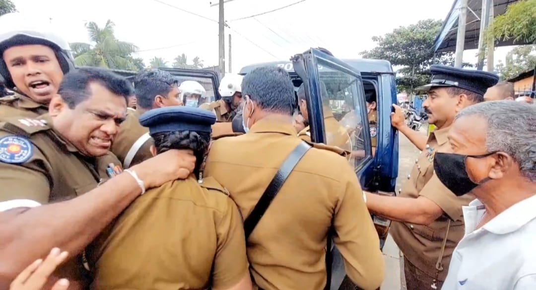 lesokumar's tweet image. This attitude from public servant hurts. 

#shameful #violent #womenrights #humanrights #Brutality #lka #Srilanka