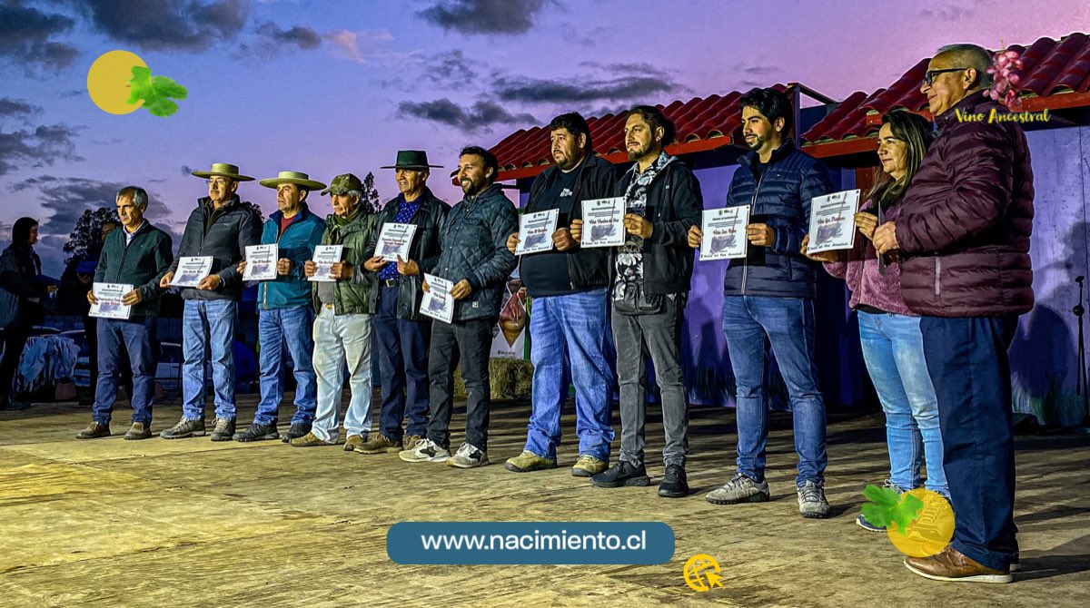 🍇 Este fue el resultado del Mejor #VinoAncestral 🍷

🥇Viejo Riel - Viña Sanroke 
🥈El Histórico - Cooperativa Nacimiento
🥉Guadalcazar - Viña El Carretero

¡Felicidades a los 12 participantes! 👏

#MuniNacimiento
