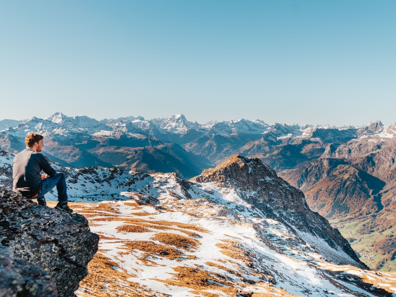Sobald die Berggipfel vom ersten Schnee des nahenden Winters angezuckert sind, locken herbstliche Wanderungen und Spaziergänge in Talnähe! Föhn sei Dank bei angenehmen Temperaturen, fast jederzeit in der Nähe einer Beiz. <a href="/MySwitzerlandCH/">MyswitzerlandCH</a> #ineedswitzerland

outdoor.heidiland.com/de/liste/wande…
