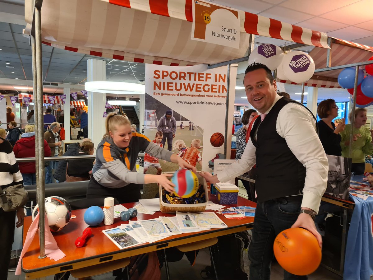 Op de #dagvandeMantelzorg probeerden wij snoepjes op te laten nemen in het aanbod van Sport ID. Van de buurtsportcoaches moesten wij daarna verplicht 10.000 squads doen. Wat wij natuurlijk makkelijk hebben uitgevoerd want ook wij vinden sport en bewegen belangrijk.