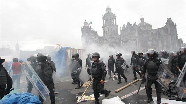 FilipoOcadiz's tweet photo. Marchar cuando éramos Suiza/Marchar ahora que somos dictadura https://t.co/U4Ki7pw0ch