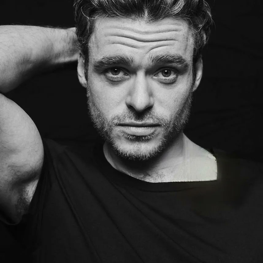annac428's tweet photo. Stessa posa 😍📸🖤
Richard posa per #andygotts (2018) e @variety
(2019

#stessaposa #richardmadden #Variety #rich_ardmaddenfanitalia20 #photocall #portraits https://t.co/IX8RwPjXZR