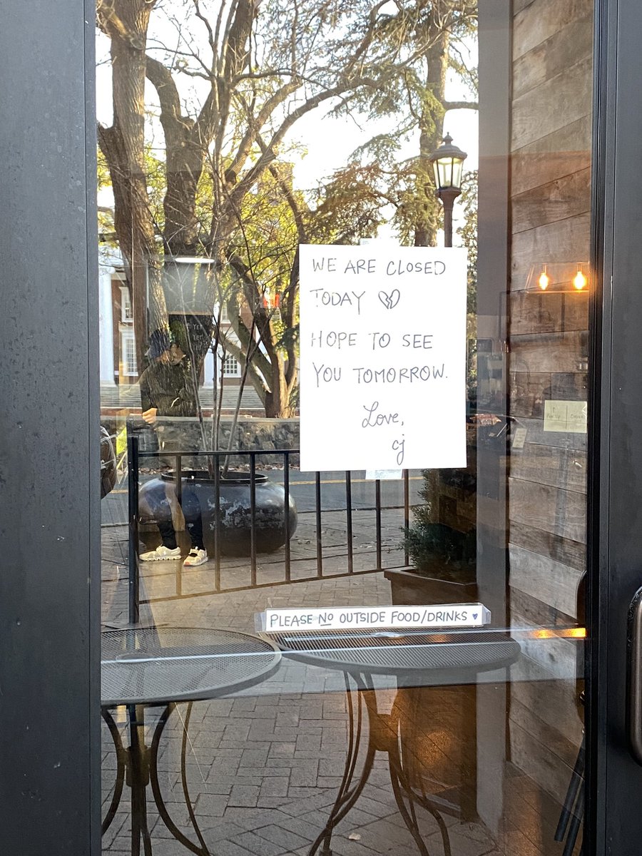 yinger_emily's tweet photo. UVA is still being told to shelter in place. Lots of shops nearby are closed. The few people we have seen out and about are saying that it looks like a ghost town. @NBC12 https://t.co/2Vd3RcPCs9