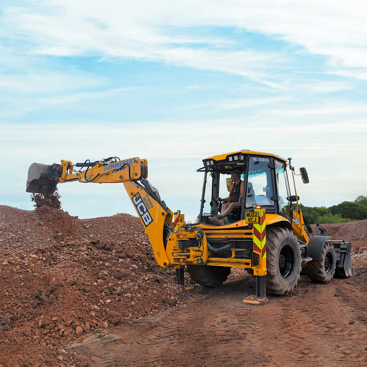 JCBmachines's tweet photo. Breaking the back of it. A #JCB 3CX PRO backhoe loader owned by Summersby Plant. #JCBmoment https://t.co/yTDXm6TvK4