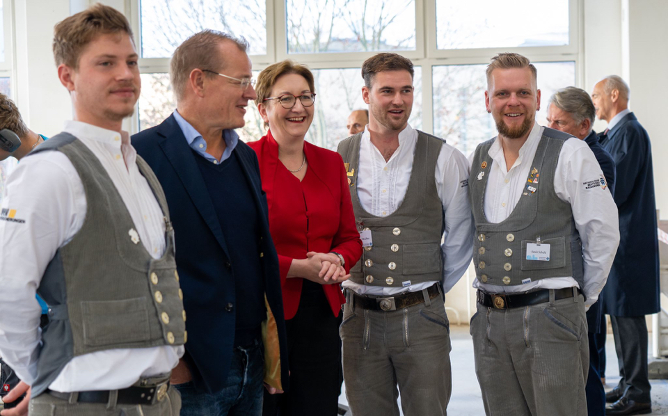 Der Fachkräftebedarf ist für den Bau ein Riesenthema. Bundesbauministerin <a href="/klara_geywitz/">Klara Geywitz</a> besuchte heute die Dt. Meisterschaften #Bauberufe &amp; traf die besten deutschen Nachwuchstalente. Besten Dank für den Besuch &amp; Austausch zur Ausbildung in der Bauwirtschaft #ZukunftBau