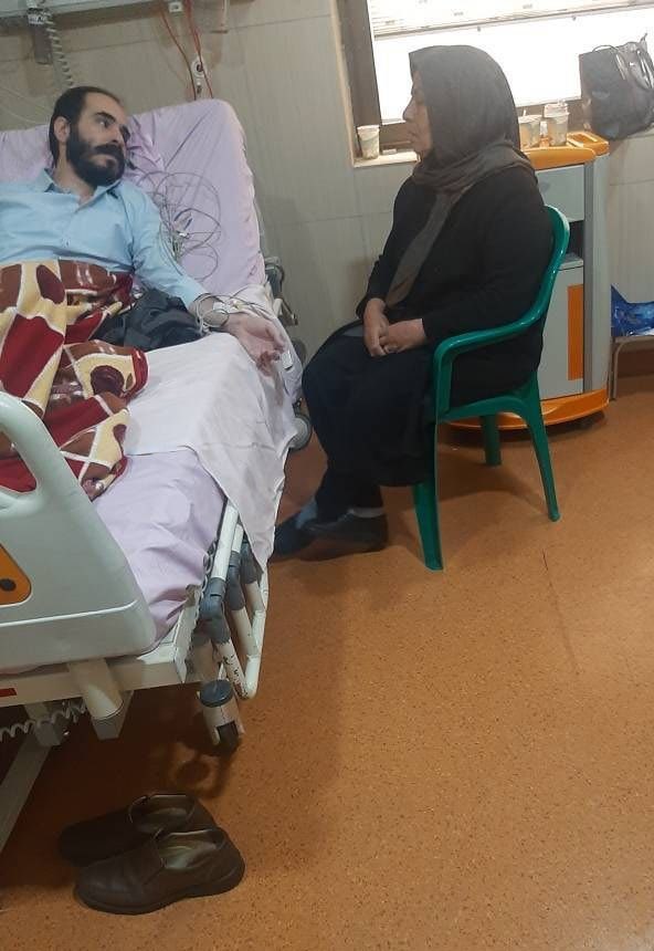 shimababaeii's tweet photo. تصویری از  #حسین_رونقی در کنار مادرش در بیمارستان. https://t.co/oiD6hK3sU4