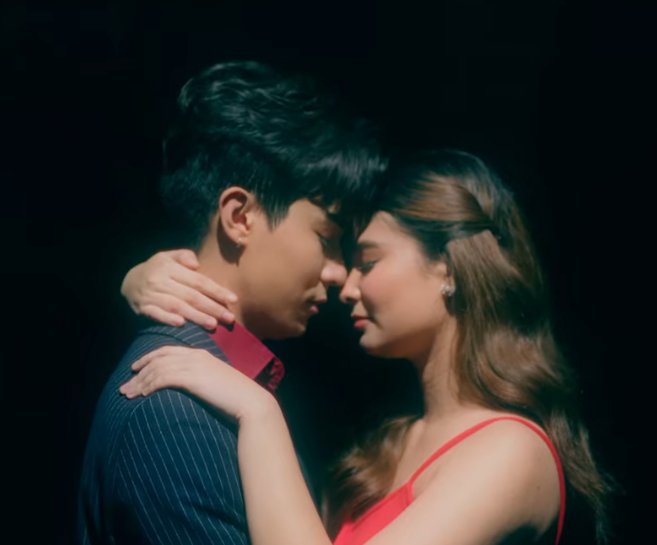msvien_ab's tweet photo. AY tigil tigilan nyo yang kilig na yan!

 hindi nakaka kilig, mag stream kayo kayo para malaman nyo"..

sure na sure ako hindi kayo manghahampas ng katabi , thank me later  "..

ANJBRENT 1ST COYMONTHSARY
#CoyPerformanceVideo || #AnjBrent

https://t.co/NIPtTqB8ig https://t.co/SbsgRwfODl
