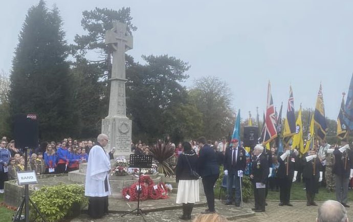 Service at #Horley war memorial yesterday: <a href="/HorleyTC/">Horley Town Council</a> and <a href="/SurreyCouncil/">Surrey County Council Customer Services</a> wreaths being laid by Cllrs Samantha Marshall and Jordan Beech respectively. 

#WeWillRememberThem