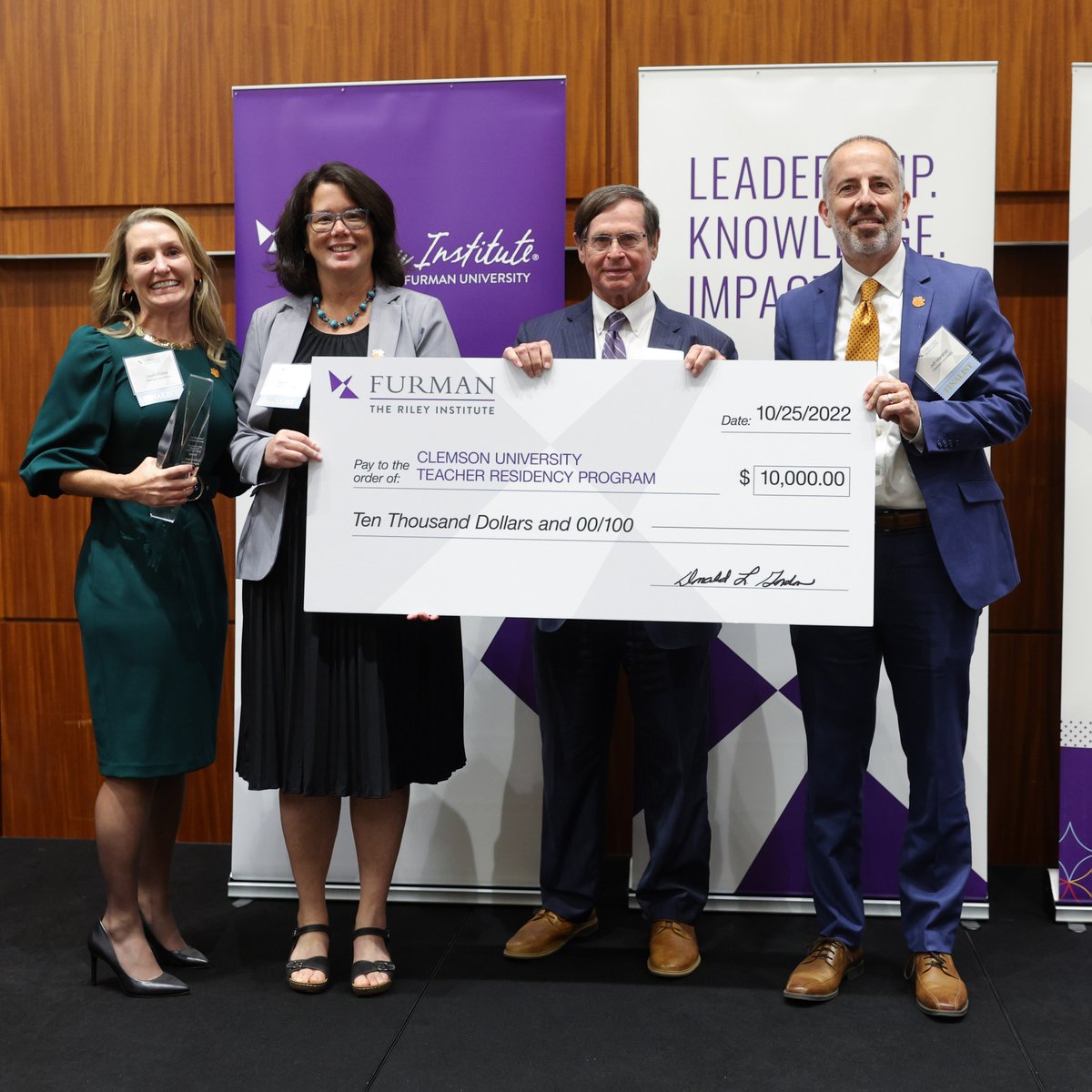 ClemsonCofEd's tweet photo. The COE teacher residency program wins the #WhatWorksSC Award for Excellence from the @rileyinstitute! Follow the link to see a video documenting the teacher residency journey and photos from the event!
https://t.co/4D7HiLGdah
@ClemsonUniv @OurClemson @ClemsonAlumni @ClemsonPrez https://t.co/7G7svqBfKe