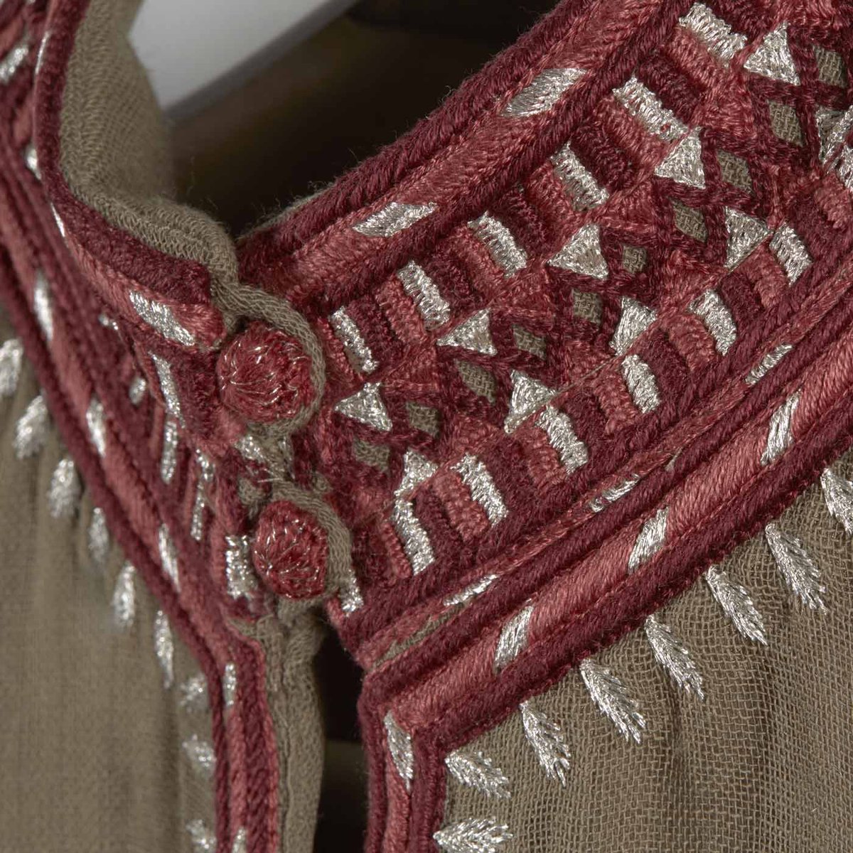 Our signature jacket is everything you've been looking for! It is intricately handwoven  and designed from Bisht wool with three colors reflects elegant Najdi heritage.

#آثارنا 
#atharna