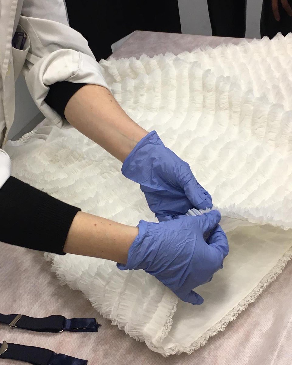 cdmtextil's tweet photo. El passat dissabte vam fer la segona i darrera sessió del curs sobre #moda dels anys 50. Les alumnes van conèixer quins #teixits s’utilitzaven i com era la confecció de les peces femenines, des de l’alta costura amb noms com #Balenciaga i #Pertegaz a les #modistes locals. https://t.co/HrVXB4sKo3