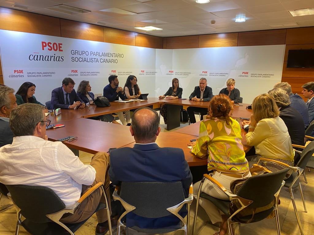 GPSCanarias's tweet photo. 🌹 Reunión del Grupo Parlamentario Socialista 

➤ Con la participación de nuestro secretario general y presidente de #Canarias, @avtorresp 

📍 @parcan https://t.co/Y9LsZ01d2W