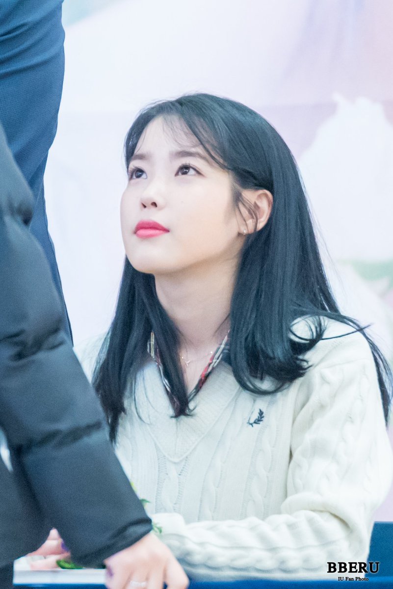 UAENA_BBERU's tweet photo. 191128 러브포엠 팬사인회 아이유 직찍(24)

#아이유 #이지은 #IU https://t.co/cyuetFCtll