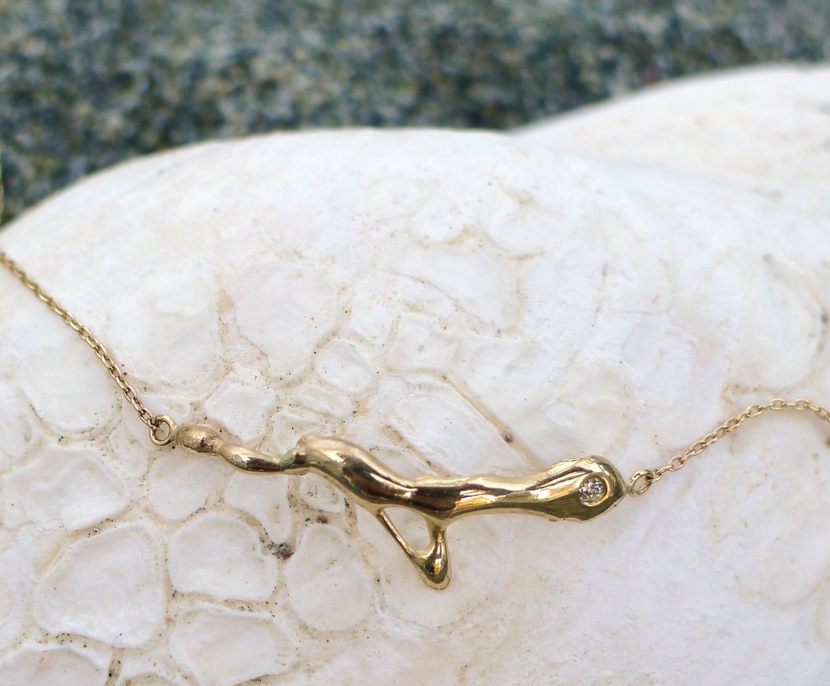 gracegow's tweet photo. It's that time of the week again....  this time, let's start the week off in style. The Sandbar bracelet is made of gold and diamonds- two elegant and sturdy companions to hold on your wrist throughout your day. Look closely- what does this shape remind you of? https://t.co/kSvCgLKnNS