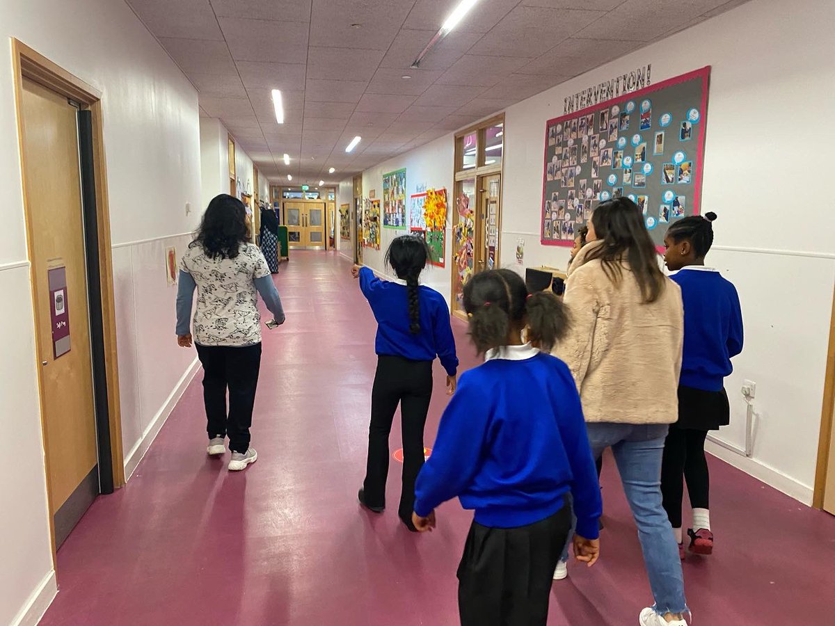 ReissDebra's tweet photo. We had the most amazing tour with Uma &amp; some of the pupils from @thewillowN17 - looking fabulous in some of our keep warm kit too!! 🤩 #keepwarmkits #thewillow #primaryschool #haringey #charity #donations https://t.co/3AoV49ZQPJ