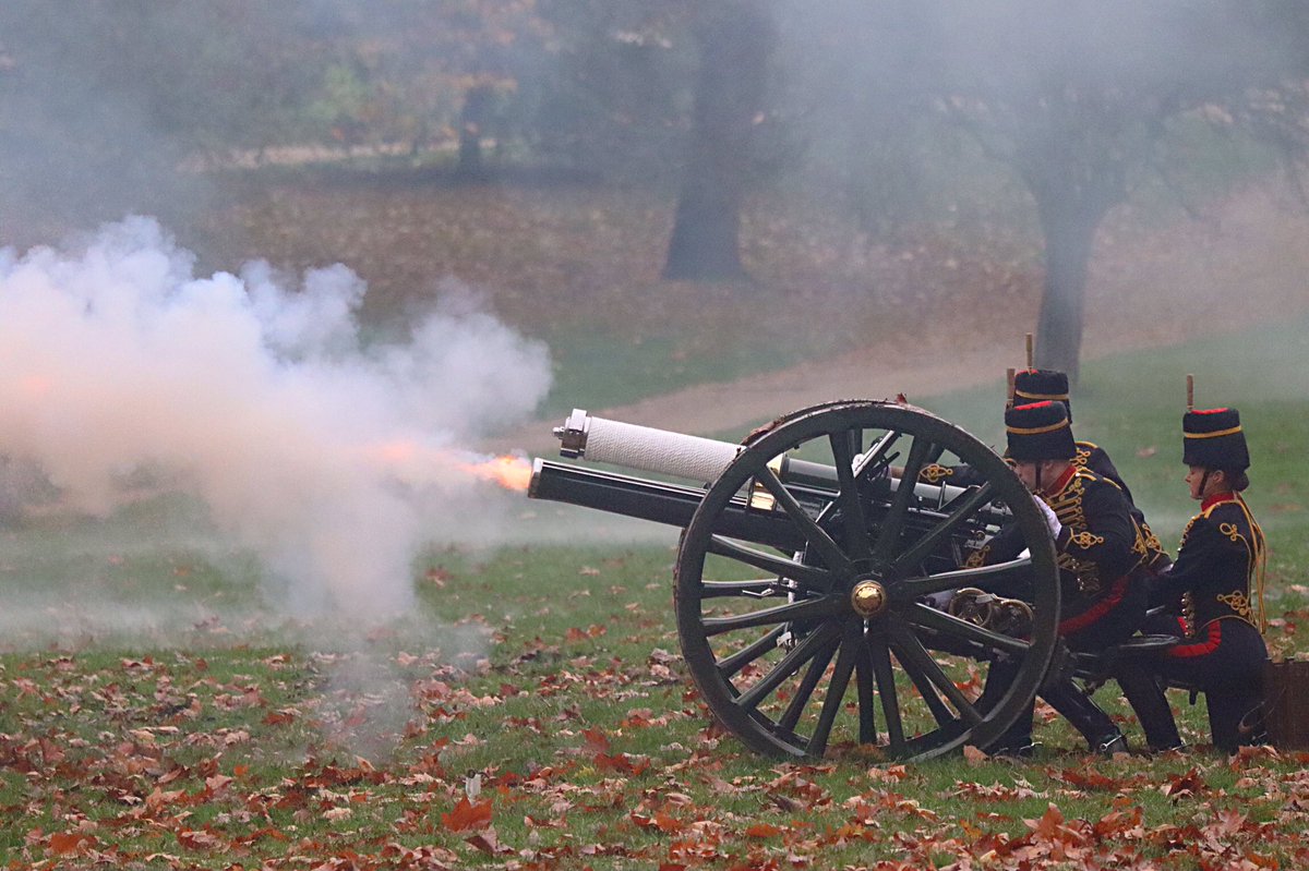 CMemories73's tweet photo. And then big smile as yes I got the shots I love getting
@theroyalparks @KingsTroopRHA #MuzzleFlash #GunSalute #photography @ArmyInLondon @itvlondon #London #traditional https://t.co/ZRLpr0s9o6