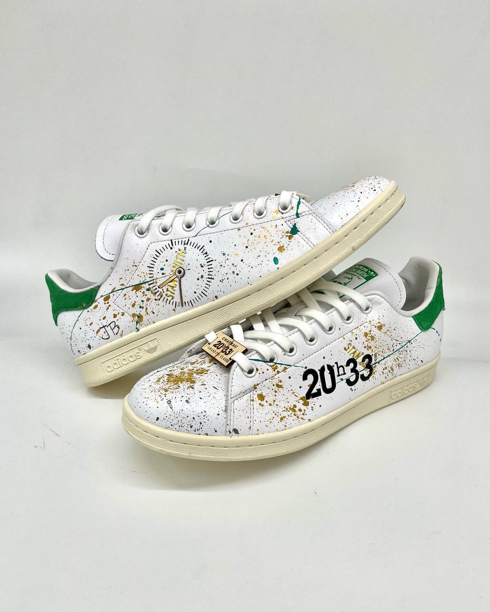 20h33's tweet photo. Le designer bordelais #bymigloo customise la Box @20h33 ainsi qu’une paire de Stan Smith !
Ajoutez-y deux bouteilles de vins et ce triptyque unique est à gagner depuis ce matin sur les comptes IG respectifs de ByMigloo, 20h33 et Kolector Toulouse 🫣
#wine #design https://t.co/nfAzYPtKTY