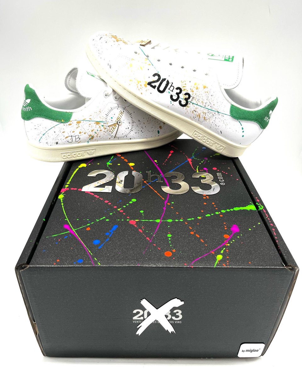 20h33's tweet photo. Le designer bordelais #bymigloo customise la Box @20h33 ainsi qu’une paire de Stan Smith !
Ajoutez-y deux bouteilles de vins et ce triptyque unique est à gagner depuis ce matin sur les comptes IG respectifs de ByMigloo, 20h33 et Kolector Toulouse 🫣
#wine #design https://t.co/nfAzYPtKTY