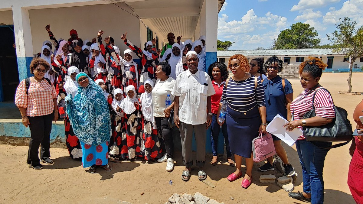 UNICEF_Moz's tweet photo. Para cada criança, uma família.

Em conjunto com os tribunais, procuradoria, e serviços de acção social de Nampula, o UNICEF apoia a reintegração de crianças em famílias, sensibiliza sobre protecção alternativa de adopção, tutela e família de acolhimento. https://t.co/RWFYcNc4uY