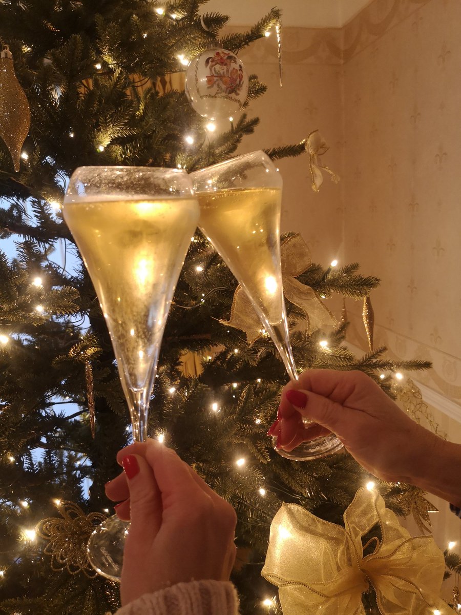 lauralingovino's tweet photo. Latest wine review @lauralingovino 
@juveycamps Gran Reserva, Brut Nature, Singular Xarel-lo. An enticing brioche, nutty yet still fruity nose. Golden in colour, with delicate bubbles. Medium acidity, balanced &amp; creamy palate. Fennel, citrus, and salinity too. Powerful finish. https://t.co/dKIaqpHNM3