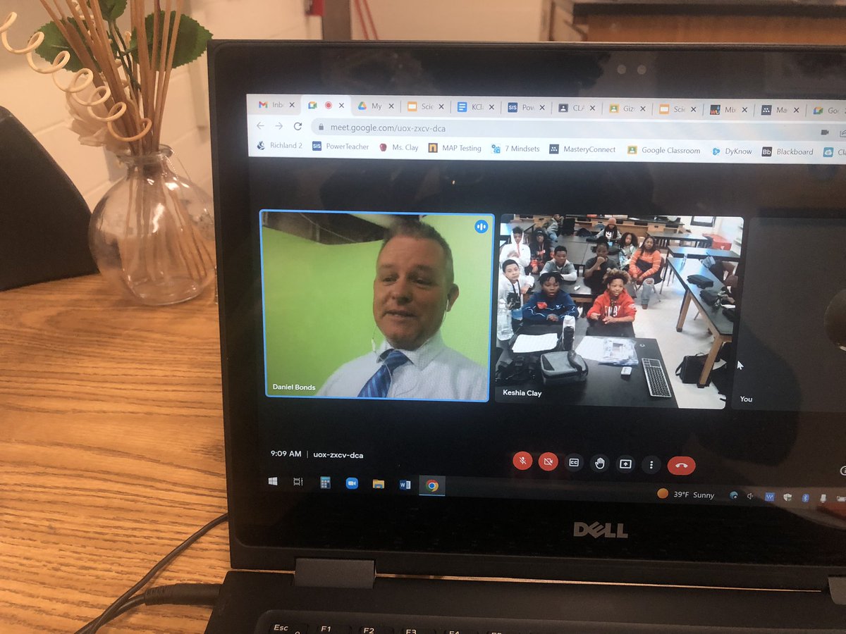 kmclay's tweet photo. Happening now: @WLTX Daniel Bonds Meteorologist speaking to @spmeagles @MagnetSidi students about the weather and his career🌡️🌤️#iTeach https://t.co/udFMti0Z4c