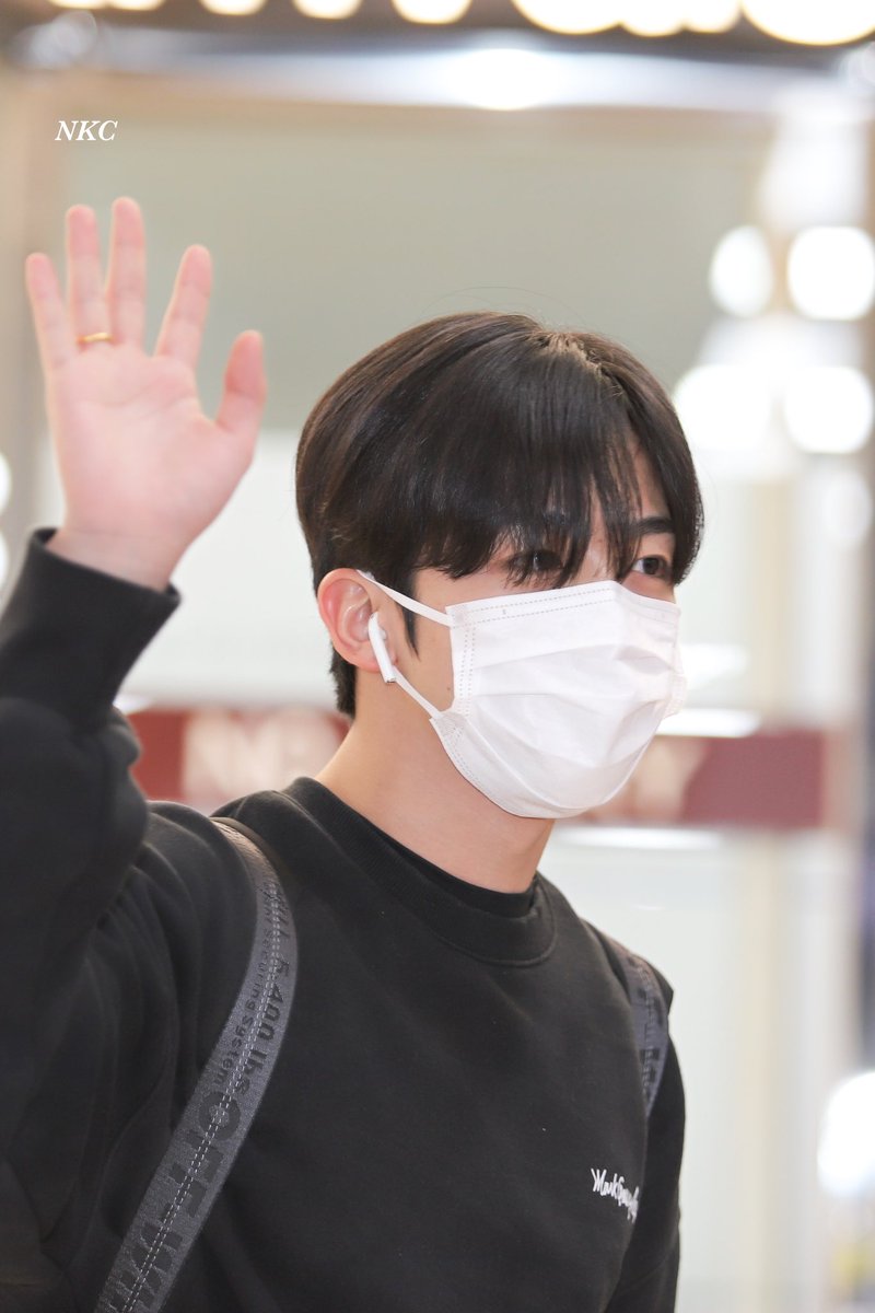 srhabw27's tweet photo. 221114 GMP 입국

어서와🤲

#위아이 #WEi #김요한 #キムヨハン https://t.co/PSZlpeDSGI