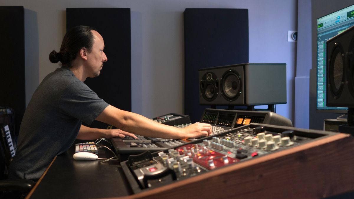 MusicRadarTech's tweet photo. Flying Lotus and Thundercat engineer Daddy Kev's guide to compression https://t.co/fsWEpzl97O https://t.co/MeXBts7SbH