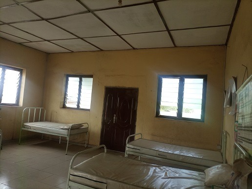 TrackaNG's tweet photo. Dear @seyimakinde 

This is the DEPLORABLE state of PHC in Akinmorin Afijio LGA, Oyo State.

The facility is understaffed with dilapidated infrastructure, they don’t have electricity, access to clean water or capacity to host, store and administer vaccines.

#PHCsAccountability https://t.co/hbiP2710eS