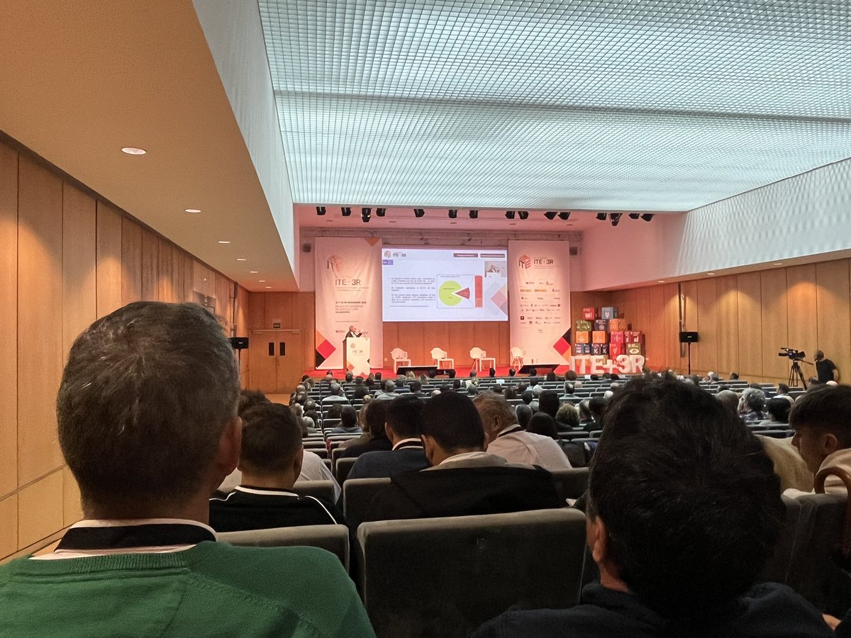 _ICCL_'s tweet photo. Construyendo la ciudad de los tejados de silicio #BasilioCalderon, en breve todos los tejados serán de silicio #CongresoITEmás3R https://t.co/LAQQs9wy8g