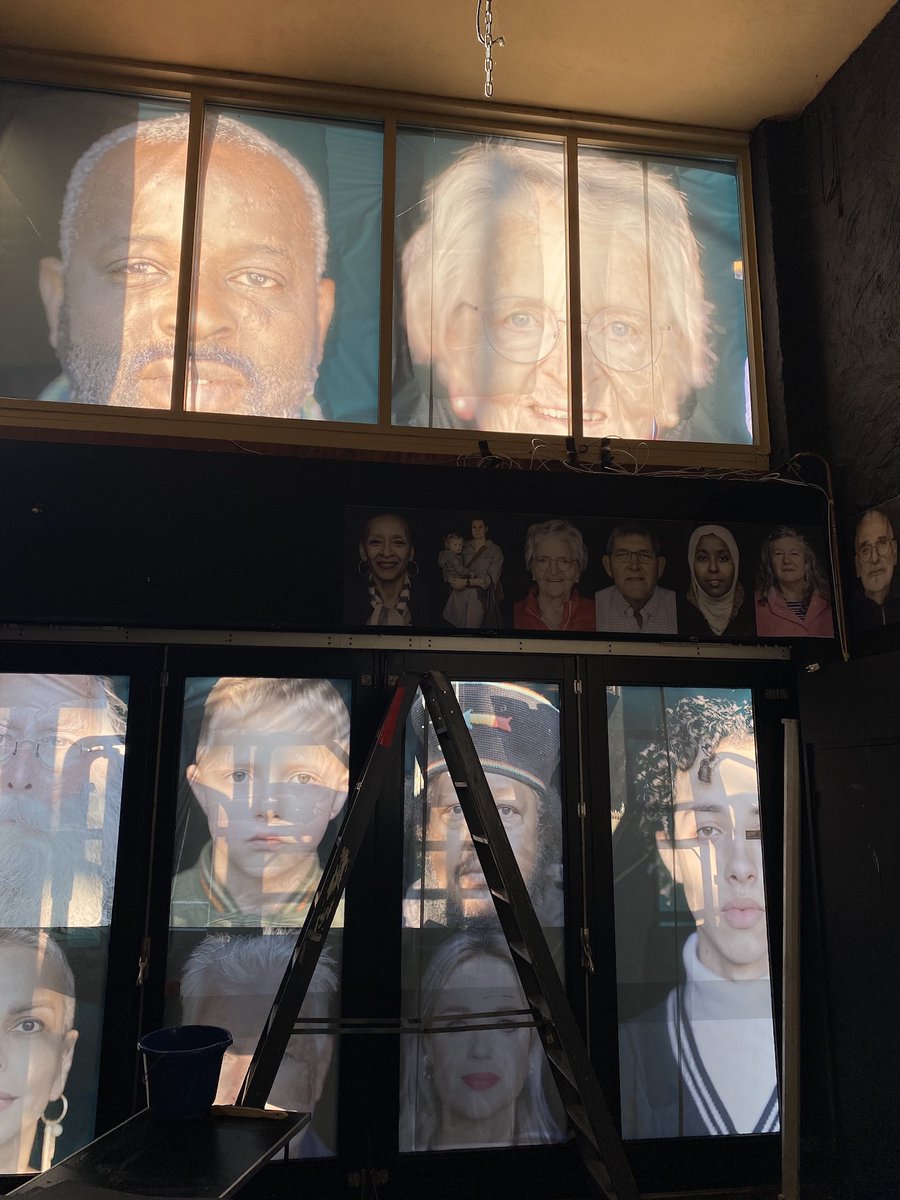 De mannen van <a href="/DSIGNmakers/">D-SIGNmakers</a> en <a href="/MuseumHumanity/">Museum of Humanity 💛</a>  pakken momenteel een pand op de Markt in <a href="/gemVeenendaal/">gemeente Veenendaal</a> in!  Wethouder <a href="/martijnbeek1/">martijnbeek</a> houdt vanaf de wand toezicht. Donderdag is de opening. Ook de ‘Veense Vader Abraham’ ontbreekt niet.