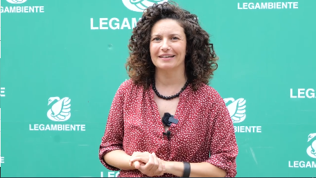 _savethequeen's tweet photo. 🐝 In occasione dell'evento dello scorso #21ottobre, #Legambiente, Frosta Italia e #BeeING hanno donato #dieci arnie a Loredana Lucentini, apicoltrice dell'azienda Sotto al poggio di Orbetello 🍯 

Ecco il suo #videocontributo 🎞
https://t.co/9w7Bu0Eksj https://t.co/hXAELDxW5b
