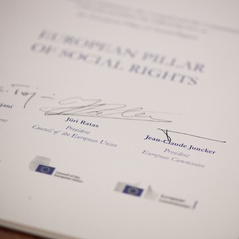 EU_Commission's tweet photo. 5⃣ years ago, we proclaimed the European Pillar of Social Rights!

The Pillar is about delivering on rights for citizens by building on 20 key principles, such as:
→ Gender equality
→ Work-life balance
→ Long-term care

#OnThisDay #ThrowbackThursday