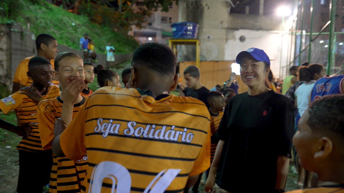 270Xinyu's tweet photo. In the slums of Niteroi. During the day, the children go to school, the coaches work to earn money, and at night it's time for the soccer team to train.#侣行 #dreams #confidence #Brazil #FootballWorldCup #Sports #Perseverance #loveandpeace  #worldcup #football #世界杯 #足球 https://t.co/YVPfMKC9Lz