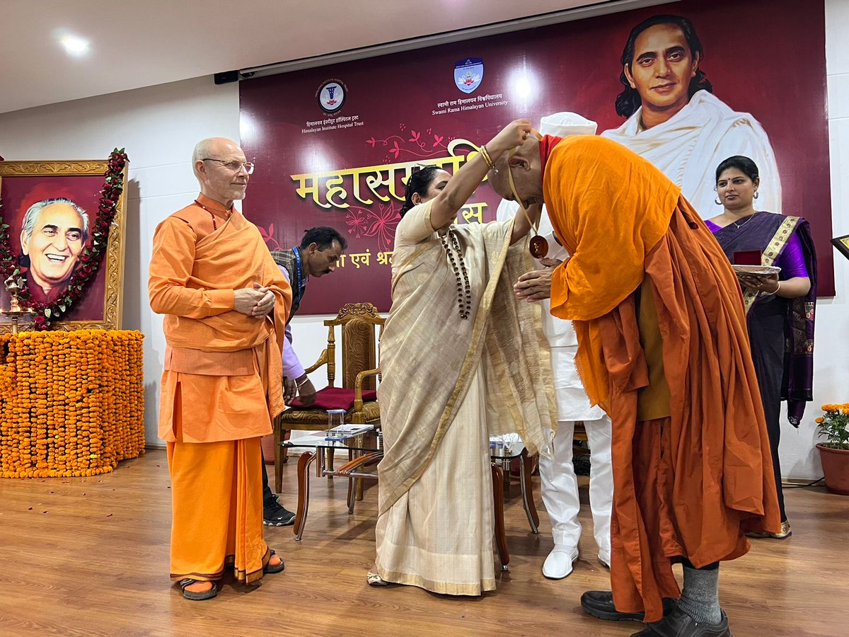 sanghasenamimc's tweet photo. Guruji was awarded the “Swami Rama Humanitarian Award for the year 2022” at a function held at the Swami Rama Himalayan University.
The award was presented recognising his his tireless works towards Humanity, world peace and teachings of Non-Violence.

#Congratulations Guruji. https://t.co/kzFKKHQlei