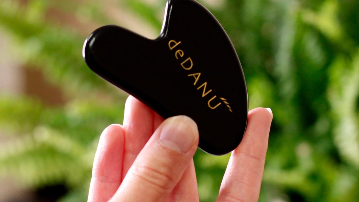 deDANUIreland's tweet photo. A warming stone to lift, refine, decongest & relax.
#dedanu #guasha #facemassages https://t.co/6tDCIiWh0C