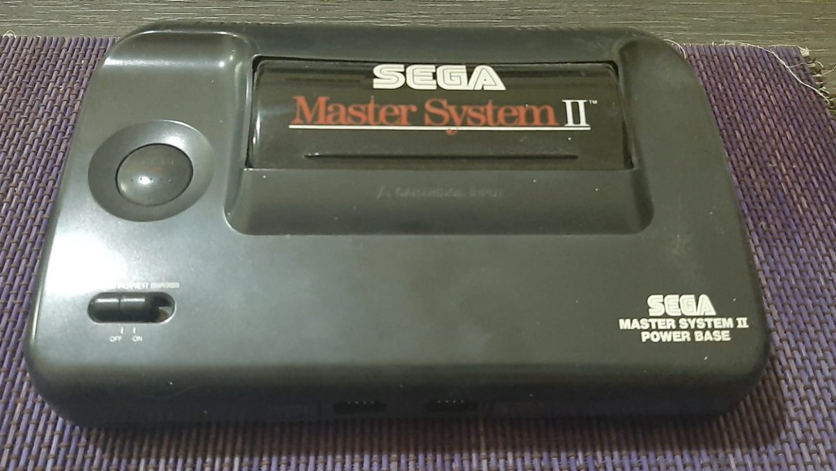 Er_Deivi's tweet photo. Hoy en "Historia de mis Maquinitas Vol. 4" nos vamos, siguiendo orden cronológico, a 1985 (1986 en EEUU, y 1990 este modelo que tenemos entre manos, su revisión para reducir costes, la #MasterSystemII). Abro Hilo #Retrogaming #Retrogames https://t.co/sXHZ2rxakl