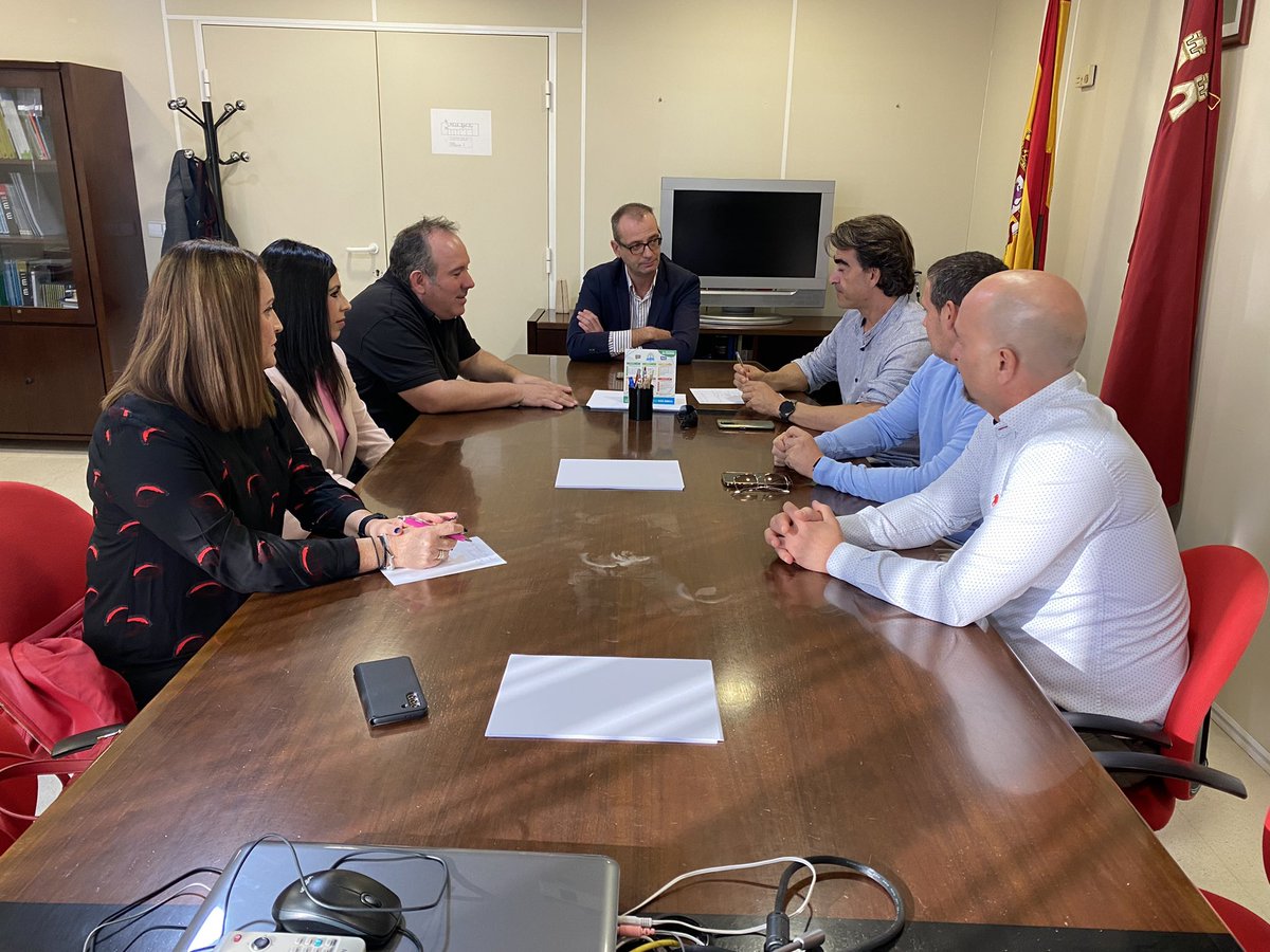 direcmur's tweet photo. Nos hemos reunido con el Director General de RRHH y Planificación, a fin de solicitarle una prórroga en la entrega de documentos institucionales, siendo la propuesta de nueva fecha, el viernes 3 de febrero de 2023. Agradecemos a D. Víctor Marín la atención y escucha mostradas. https://t.co/uLtmxuNB4S