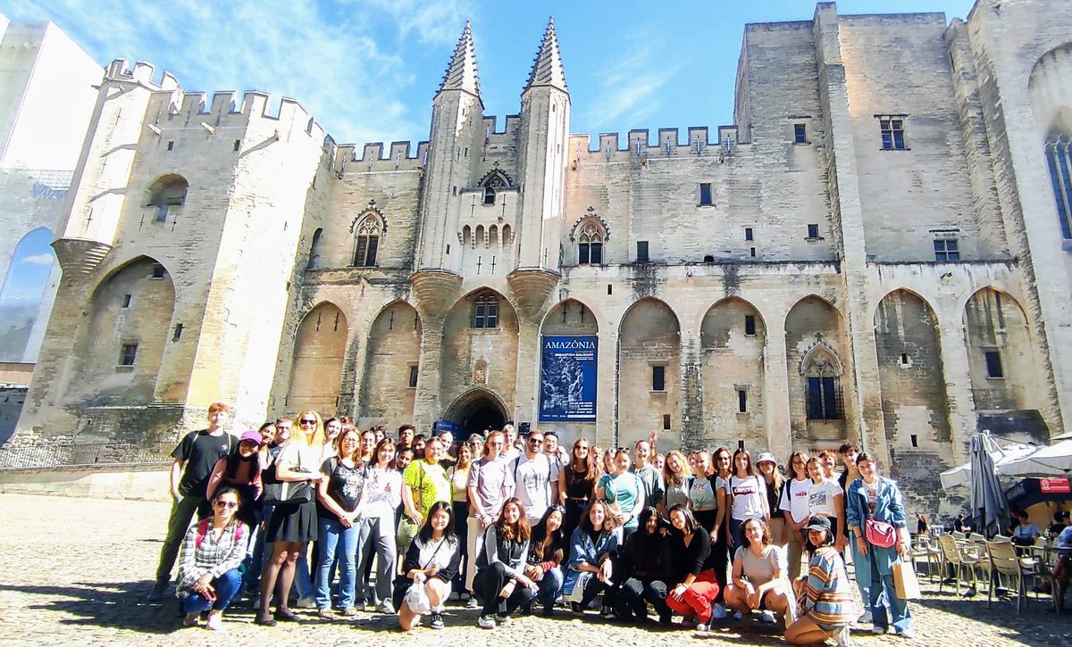 La semaine dernière nos étudiants ont pu se balader dans la magnifique cité d'Avignon, ville au bord du Rhône, à la frontière entre Languedoc et Provence inscrite dans le patrimoine de l'Unesco. Les étudiants se trouvent devant la célèbre cité des papes😍📸🇫🇷.