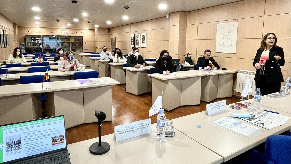 OissSec's tweet photo. 📚Inicia fase presencial de XX edición del #MasterOiss en Dirección y Gestión de Servicios de Salud, impartido conjuntamente entre @OissSec y @UAHes. Participan 18 representantes de instituciones de 7 países, 🇨🇴🇪🇨🇭🇳🇲🇽🇵🇾🇵🇪🇩🇴. Conferencia de apertura de SG @ginariano #AportesOiss https://t.co/KeGh8pNWv7