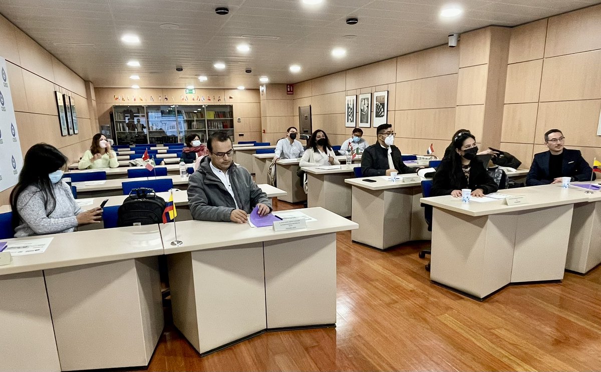 OissSec's tweet photo. 📚Inicia fase presencial de XX edición del #MasterOiss en Dirección y Gestión de Servicios de Salud, impartido conjuntamente entre @OissSec y @UAHes. Participan 18 representantes de instituciones de 7 países, 🇨🇴🇪🇨🇭🇳🇲🇽🇵🇾🇵🇪🇩🇴. Conferencia de apertura de SG @ginariano #AportesOiss https://t.co/KeGh8pNWv7