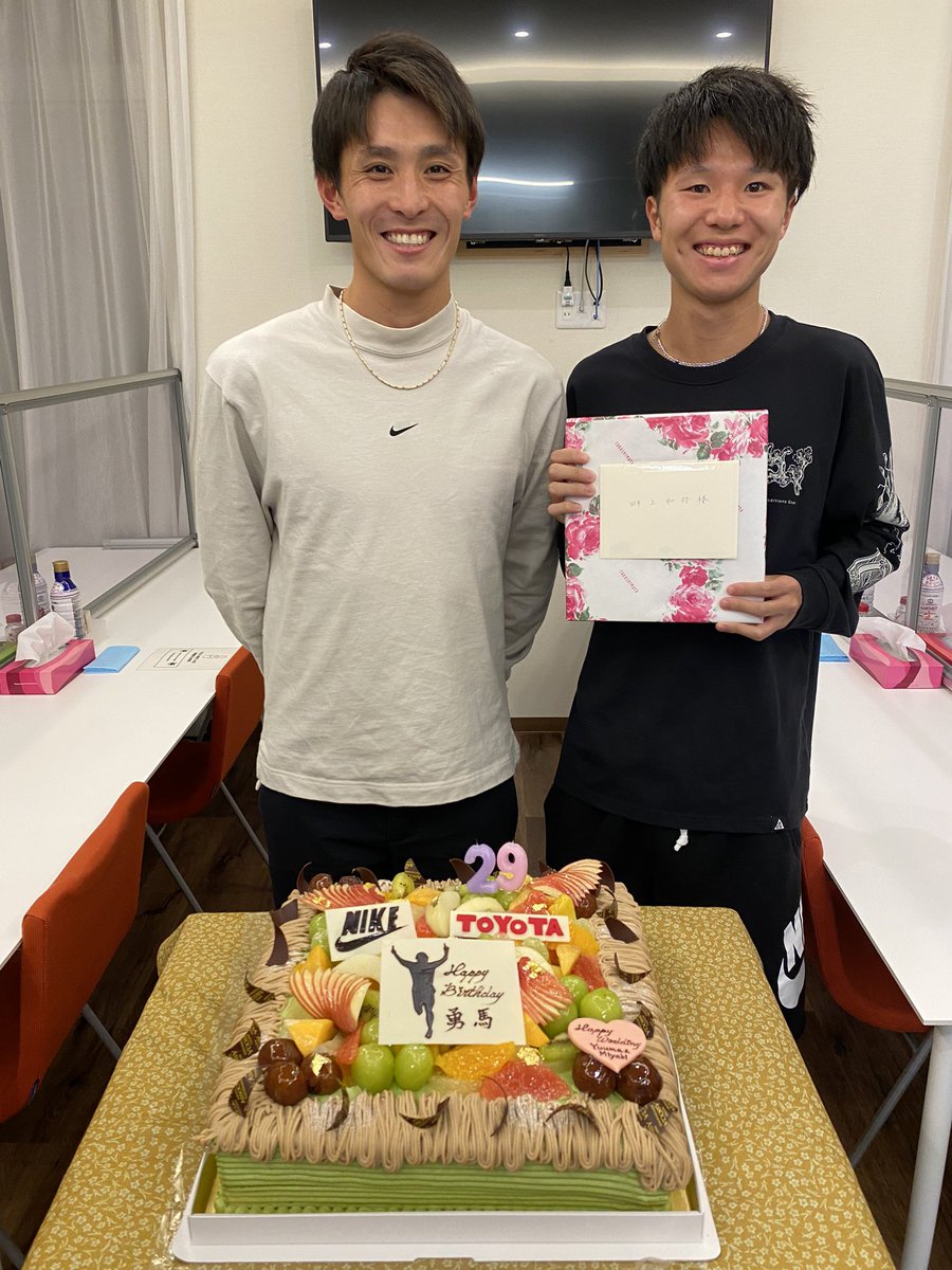 tmcldtmgtsuji's tweet photo. そして昨日は勇馬の誕生日。

昨日は駅伝のため、本日にスライドして毎年恒例の応援をしていただいている方からご厚意の豪華ケーキ🎂

また、本日は畔上の誕生日🎉

2人ともおめでとう㊗️

あと夕食時は不在でしたが、丸山は昨日入籍おめでとう💍

#トヨタ自動車陸上長距離部
#服部勇馬
#畔上和弥 https://t.co/m2L1nOVI0B