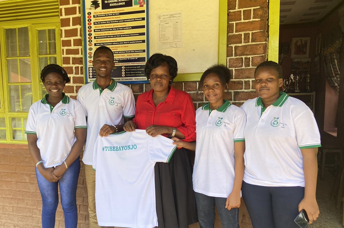 TBayonjo's tweet photo. We worked with Bishop West Boarding Primary School today, it was a beautiful experience and  the pupils enthusiastically cleaned together with us. Let us continue keeping our communities clean as well as having an impact on the young generation 🙏🏽🙏🏽 https://t.co/zscWciT8uj