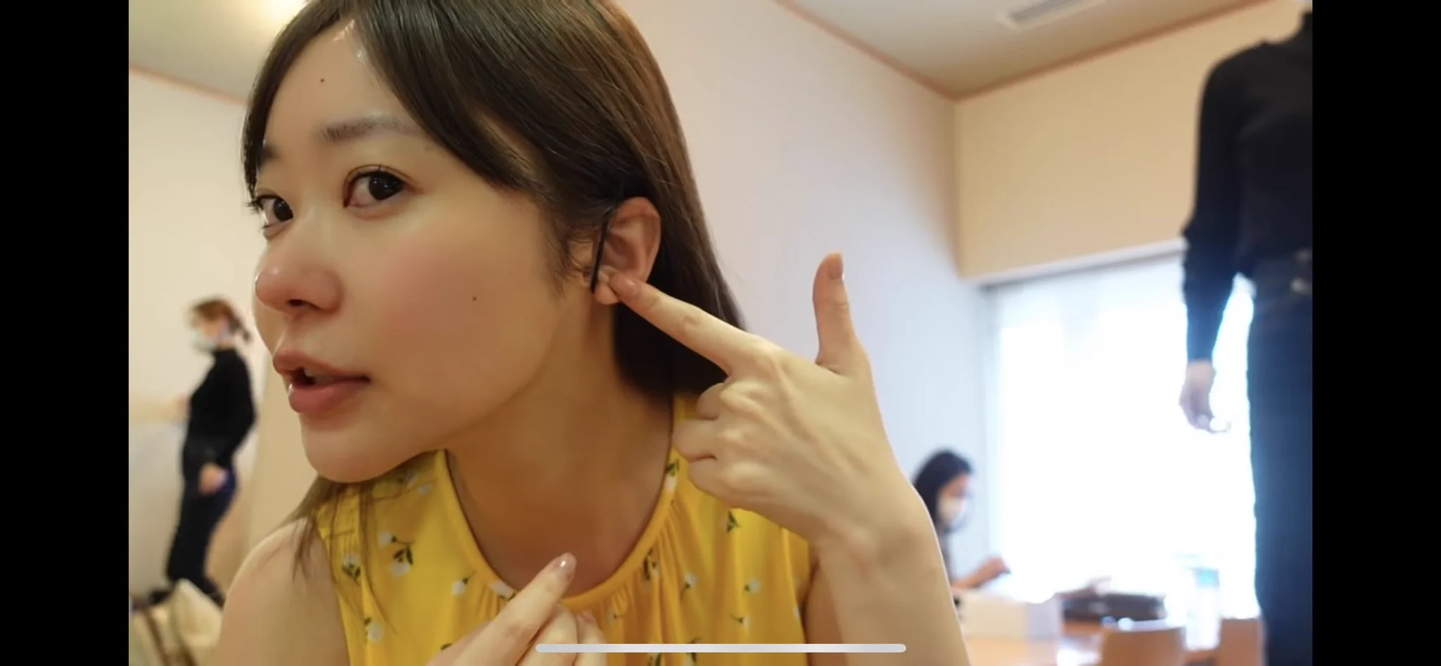 秒速で浮腫み取りたい日は絶対やってる。さっしーがやってた「耳にヘアゴムをかけてむくみをとる方法」