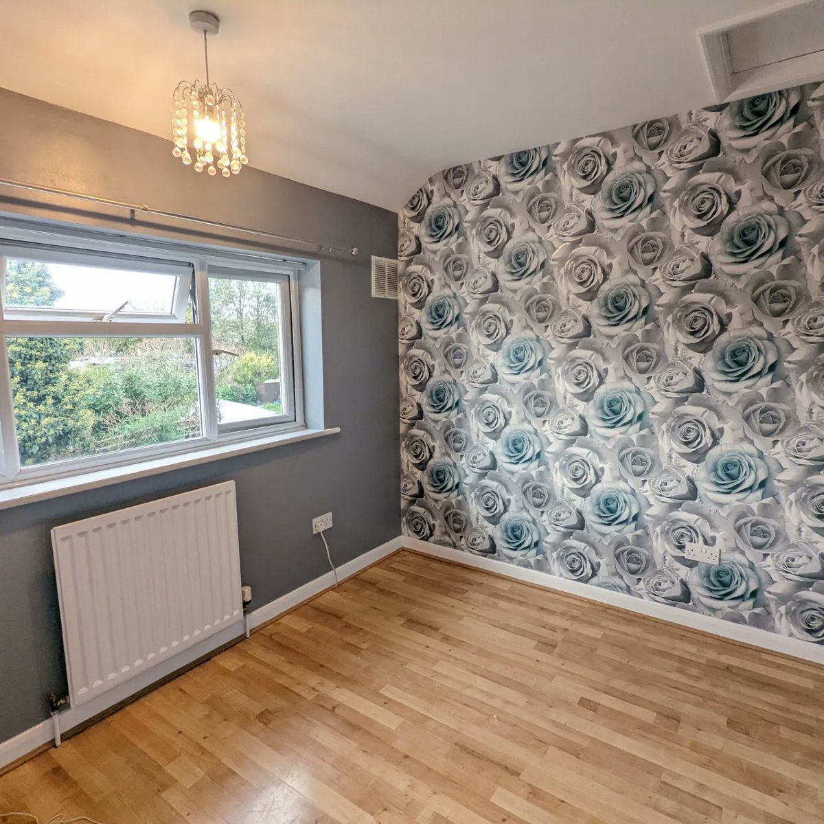 EllaFinleydecor's tweet photo. Bedroom in Dagenham in slate with feature wallpaper #decor #decorator #home #interiors #bedroom #painter #London #essex https://t.co/XX1NJbsBrm