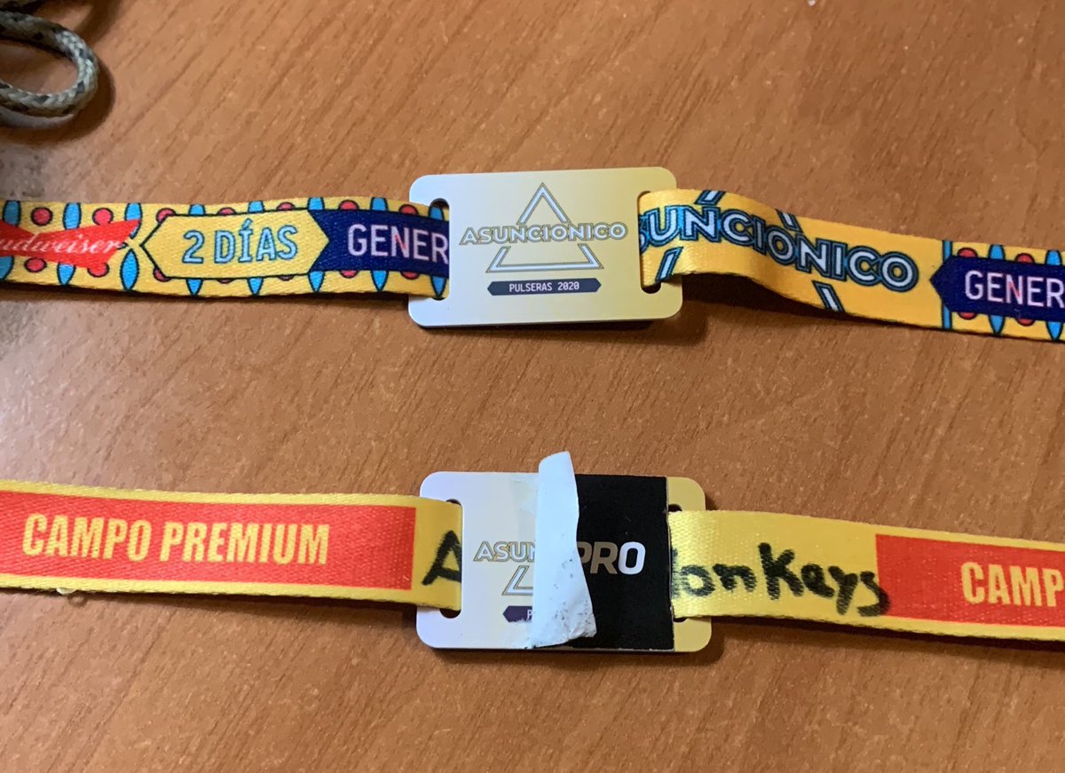 tendenciaporque's tweet photo. “G5pro”:

Porque algunos usuarios le sacaron la calcomanía a sus pulseras del Kilkfest y se encontraron con que las entradas son recicladas de otros festivales de la productora G5pro. https://t.co/I3jN3tnPTo