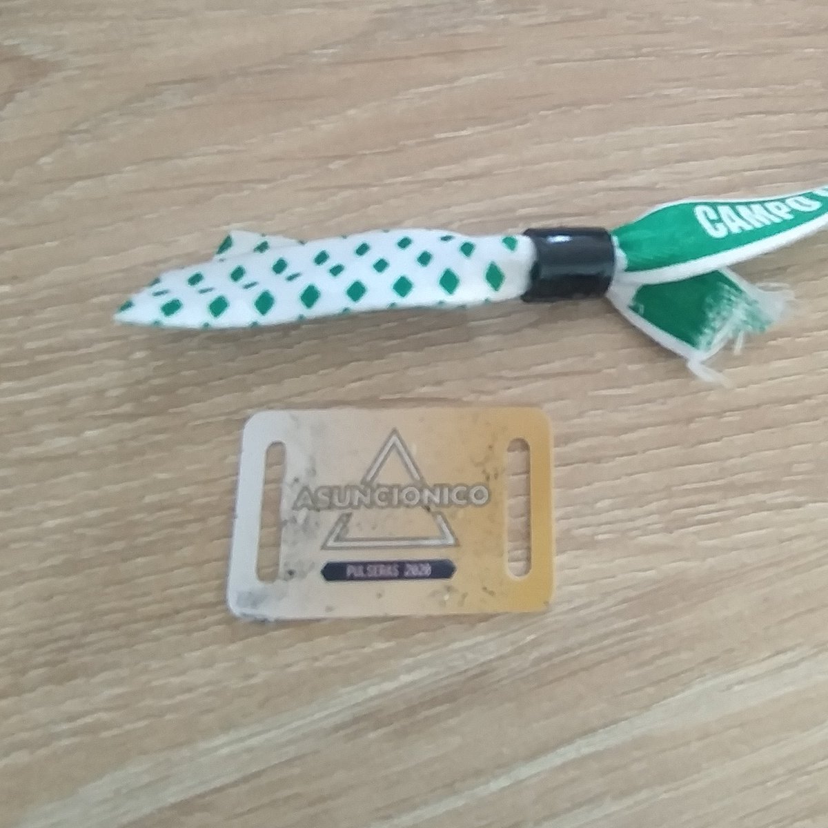 tendenciaporque's tweet photo. “G5pro”:

Porque algunos usuarios le sacaron la calcomanía a sus pulseras del Kilkfest y se encontraron con que las entradas son recicladas de otros festivales de la productora G5pro. https://t.co/I3jN3tnPTo
