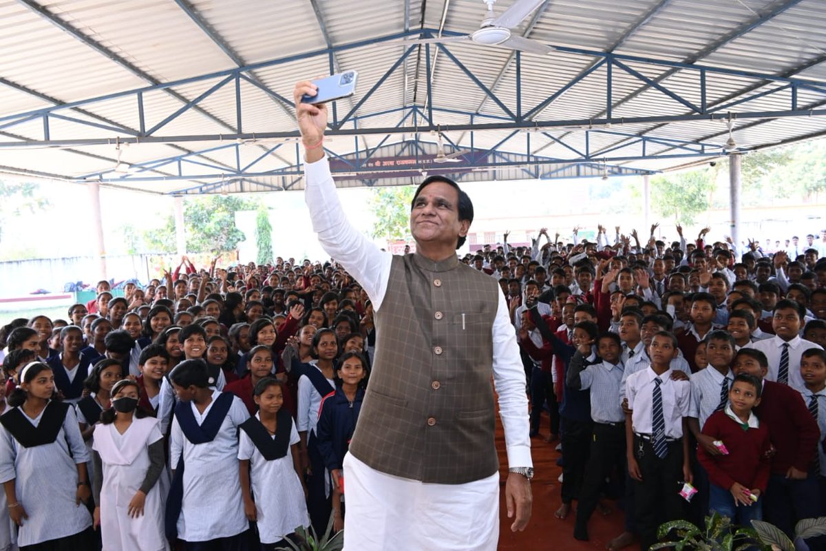 raosahebdanve's tweet photo. बाल दिवस की सभी बच्चों को हार्दिक शुभकामनाएं!
बच्चों के साथ बिताया हर पल अपने आप में एक सुखद अनुभव है। 
आज मेरे झारखंड दौरे के दौरान नवोदय विद्यालय में नन्हे दोस्तों के साथ बाल दिवस मनाने का अवसर मिला।
@narendramodi @PMOIndia @DC_Chaibasa https://t.co/tRqItbmxs9