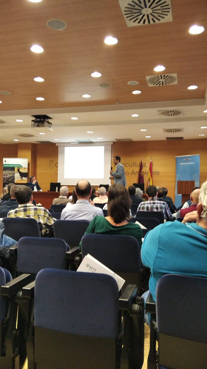 La pasada semana, en la Consejería  <a href="/RM_Agua/">Consejería de Agua, Agricultura, Ganadería y Pesca</a> de la <a href="/regiondemurcia/">Gobierno de la Región de Murcia</a> impartimos formación específica para técnicos y ganaderos en referencia a la #viruelaovina. 

Conocer e identificar la infección lo antes posible es FUNDAMENTAL para poder actuar!.

#veterinaria #OneHealth <a href="/UMU/">Universidad Murcia</a>