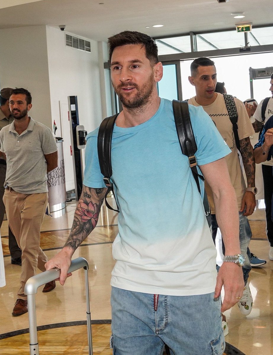 Messismo10's tweet photo. El mejor jugador de todos los tiempos ya está en Abu Dhabi para ir en busca del sueño de su vida. https://t.co/qm35iyCi2N